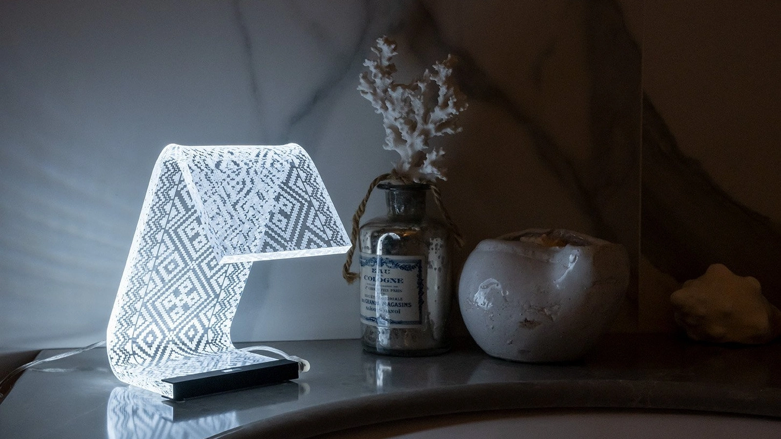 Lampada da tavolo C-LED Piccola in cristallo acrilico di Vesta